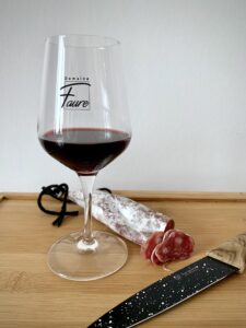 Verre de vin rouge du Domaine Faure